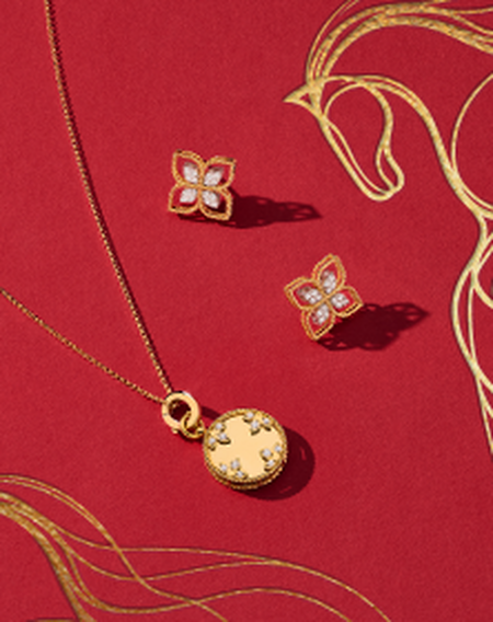 Bijoux en or jaune Roberto Coin sur un fond rouge avec une illustration d' un cheval.